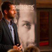 Das Wohlwollen des Publikums zeigt sich im Gesicht des Speakers.